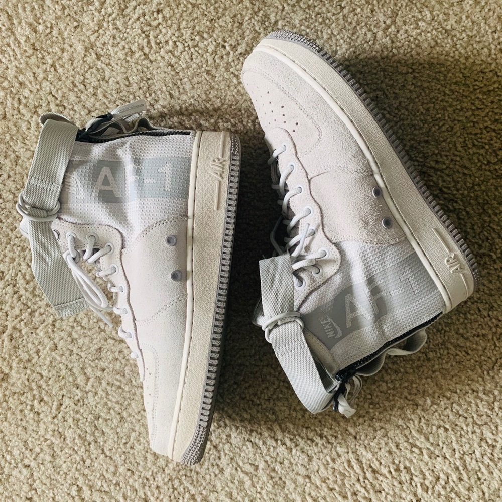 NikeAF-1 Sneaker Gray.
